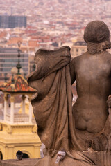 Fototapeta premium Portrait to a statue with a view of Barcelona