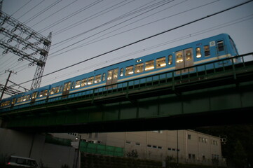 高架橋を通過する電車