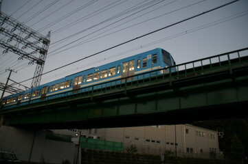 鉄橋を通過する電車