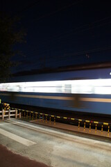 踏切を通過する電車