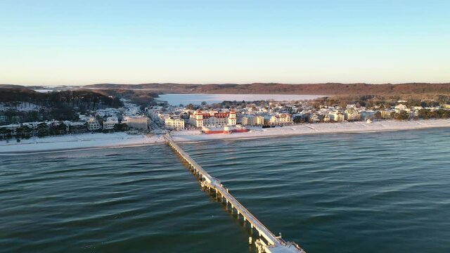 Seebr&uuml;cke und Stadt Binz auf der Insel R&uuml;gen im Winter