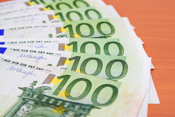 100 euro banknotes.