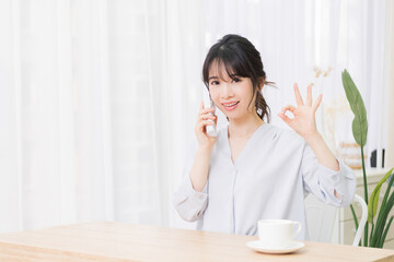 電話で話をする若い女性