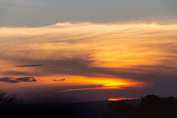 ENTADECER LUZES SOMBRAS CORES AMARELO DOURADO CINZA OURO SOL NUVENS IMAGINÁRIO