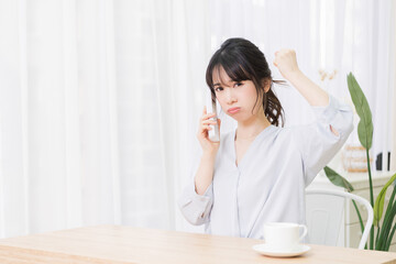 電話で話をする若い女性