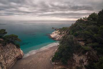 Una piccola spiaggia nel comune di Bergeggi incastonata tra scogliere a picco sul mare. Chiamata Punta Predani