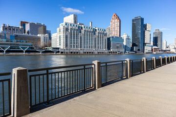 Fototapeta na wymiar Empty Riverfront on Roosevelt Island in New York City with the Upper East Side Skyline