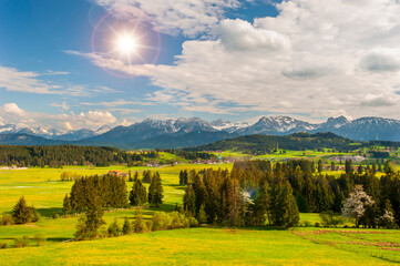 Panorama Landschaft im Allgäu, Bayern, im Frühling