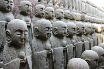 Filas de las pequeñas estatuas japonesas jizo