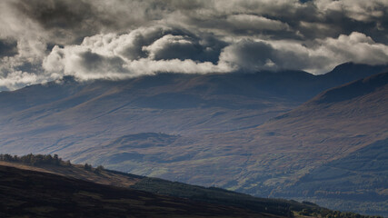 Naklejka na ściany i meble chmury klebiaste nad szczytami Scotland