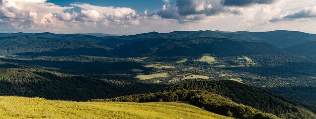 Szeroki widok na dolinę, w której leży górska miejscowość Wetlina, Bieszczady, Polska