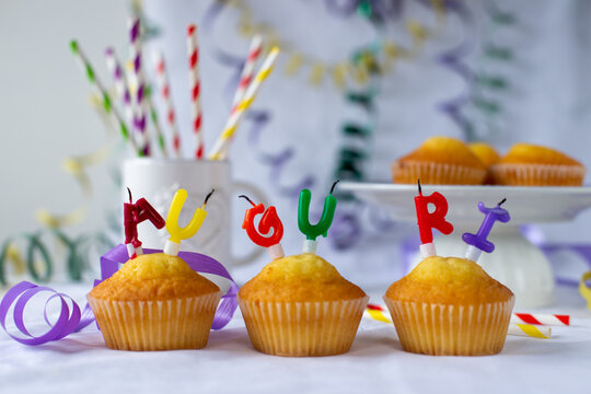 Muffin con candeline spente con la scritta auguri 
