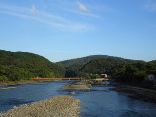 宇治川のほとり