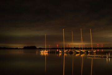 Langzeitbelichtung mit Sternenhimmel und Spiegelung im Wasser am Hafen