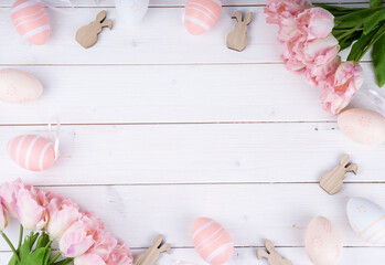 Ostern Hintergrundbild. Ostereier, rosa Blumen und Hasen auf weißem Holz mit Textfreifläche. 