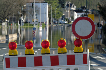 Absperrung der Bundesstraße 42 in Vallendar am Rhein wegen Hochwasser mit Verkehrsschild Verbot...