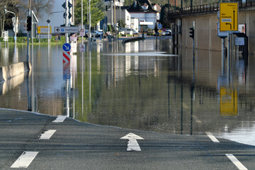 Die Bundesstraße 42 in Vallendar am Rhein bei Hochwasser mit Richtungspfeil auf der Fahrbahn im...