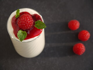 Schokoladenmousse mit roter Grütze