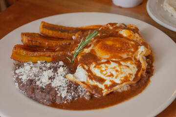 Huevos con salsa chiltepin