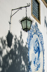 Típico trabajo de azulejos portugués dedicado a la Virgen María con tonalidades azules, sobre...