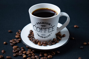 Obraz na płótnie Canvas white coffee cup with coffee and beans