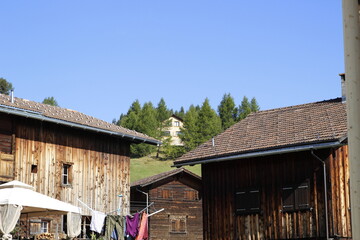 Zwei alte Holzhäuser stehen auf dem Berg b in der Schweiz, die Wäsche hängen an der Leine,