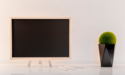 Modèle de tableau noir en ardoise avec espace vide pour logos, inscription publicitaire. Cadre en...