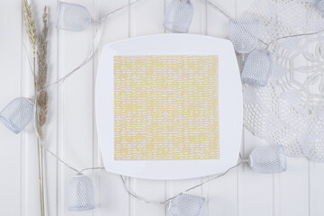 Serwetka kolorowa wzorzysta na białym talerzu