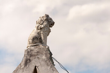 Obraz premium Abandoned Chinese house 