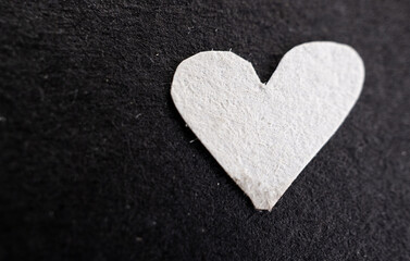 corazón papel acuarela sobre fondo negro texturizado