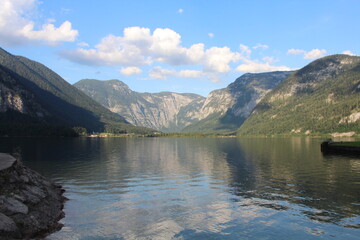 Fototapeta na wymiar Hallstatt See mit Spiegelung der Berge