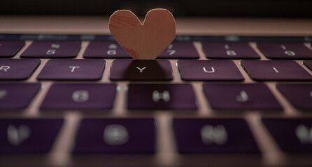 corazón y teclado de laptop