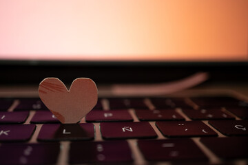 corazón y teclado de laptop
