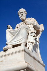 Naklejka premium the marble statue of the ancient Greek philosopher Plato in front of National Academy of Athens. sunny day with blue sky