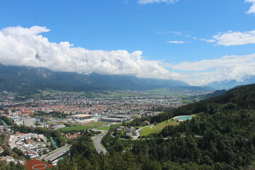 Innsbruck Stadt von oben mit Wolkendecke