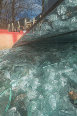 Obraz premium Flachglas und Bruchglas im Wertstoffcontainer