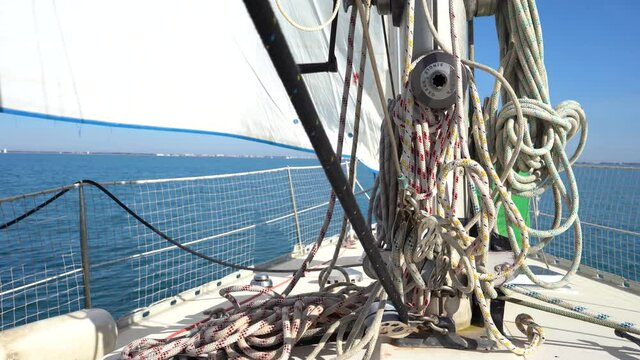 un ensemble de corde et cordage sur le pont d'un voilier de plaisance