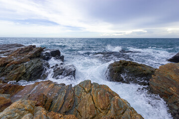 Obraz premium waves and rocks