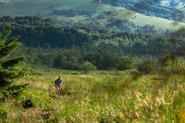 Dziewczyna wspina się szlakiem na Połoninę Caryńską, Bieszczady, Polska © Przemysław Głowik