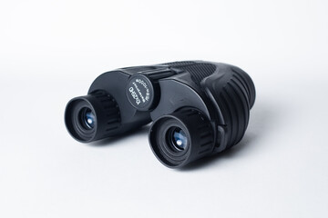 Binoculares o prismáticos en fondo blanco.