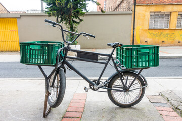 Fototapeta na wymiar une bicyclette Panadera, utilisé autrefois pour le pain, aujourd'hui pour divers choses, Bogota, Colombie