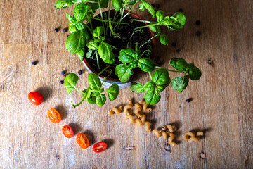Rustikales essen basilikum pfefferkörner tomaten pasta nudeln auf holztisch