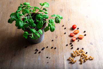 Rustikales essen basilikum pfefferkörner tomaten pasta nudeln auf holztisch