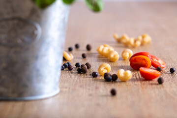 Rustikale nudeln Blumentopf basilikum pfefferkörner tomaten pasta auf holztisch