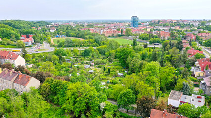 Widok znad zielonych ogródków na najwyższy budynek w Gorzowie Wielkopolskim - Lubuski Urząd Wojewódzki - obrazy, fototapety, plakaty