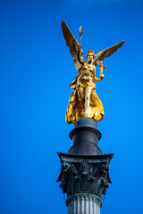Fototapeta premium Friedensengel in München mit blauem ohne Wolken, Bayern