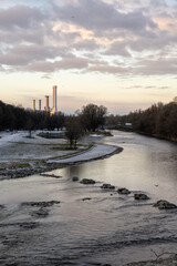 München Isar Blick in Richtung Heizkraftwerk Reichenbachbrücke