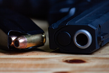 Obraz premium PARTE DE UMA PISTOLA .40 PRETA E UM CARREGADOR MUNICIADO.