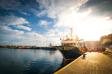 Marineros descargando la red del buque tras la faena