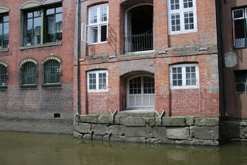 Fototapeta na wymiar old houses in the canal